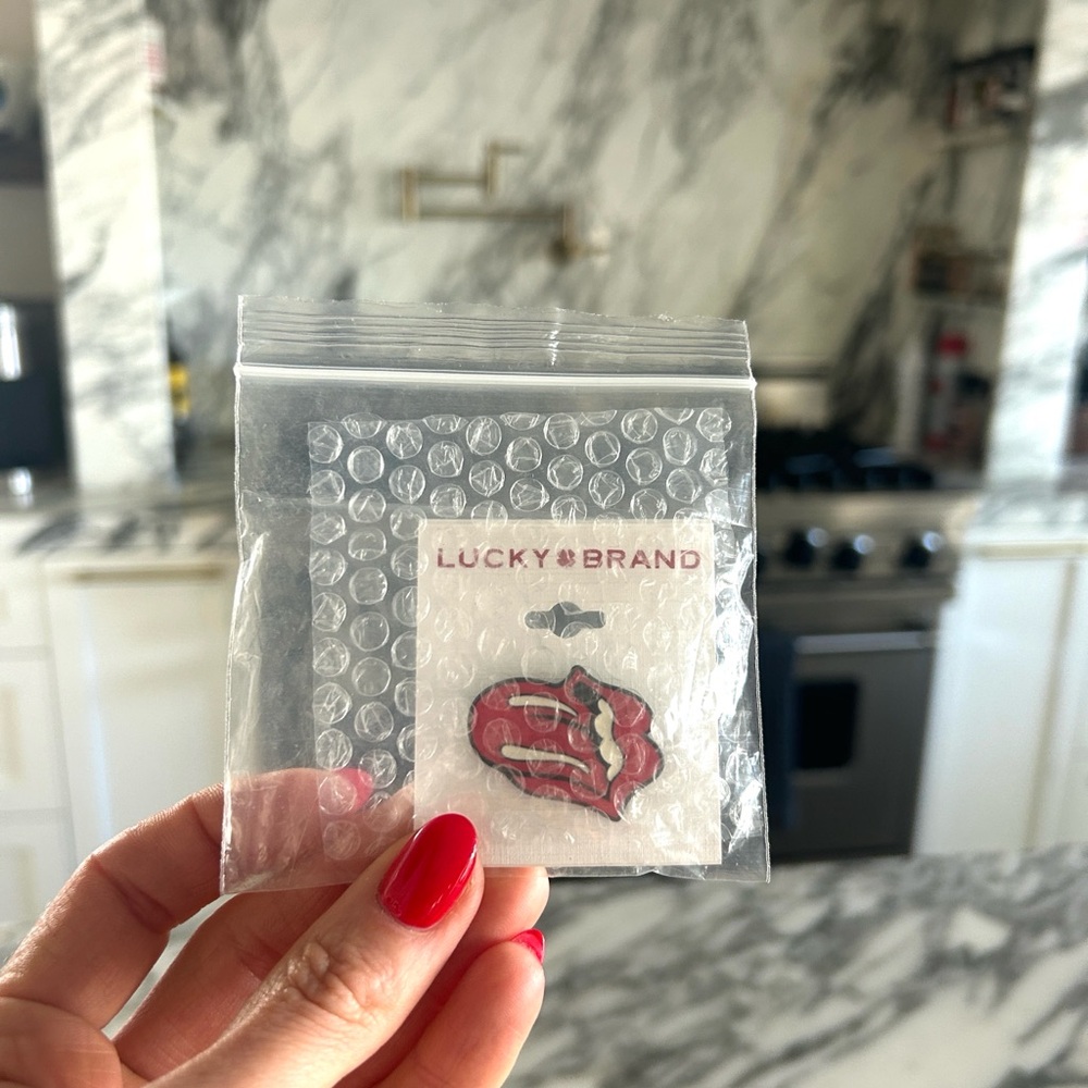 Lucky Brand Limited Edition Rolling Stones Tongue Enamel Pin - Picture 6 of 6